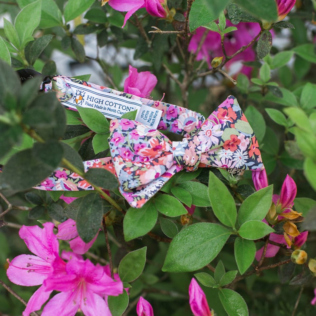 Men's pink floral bow tie. Made from a linen and cotton blend.