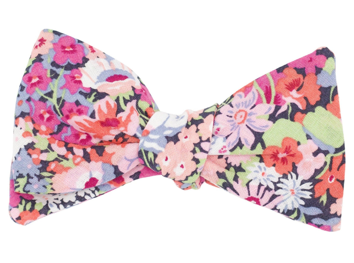 Men&#39;s pink floral bow tie. Made from a linen and cotton blend.