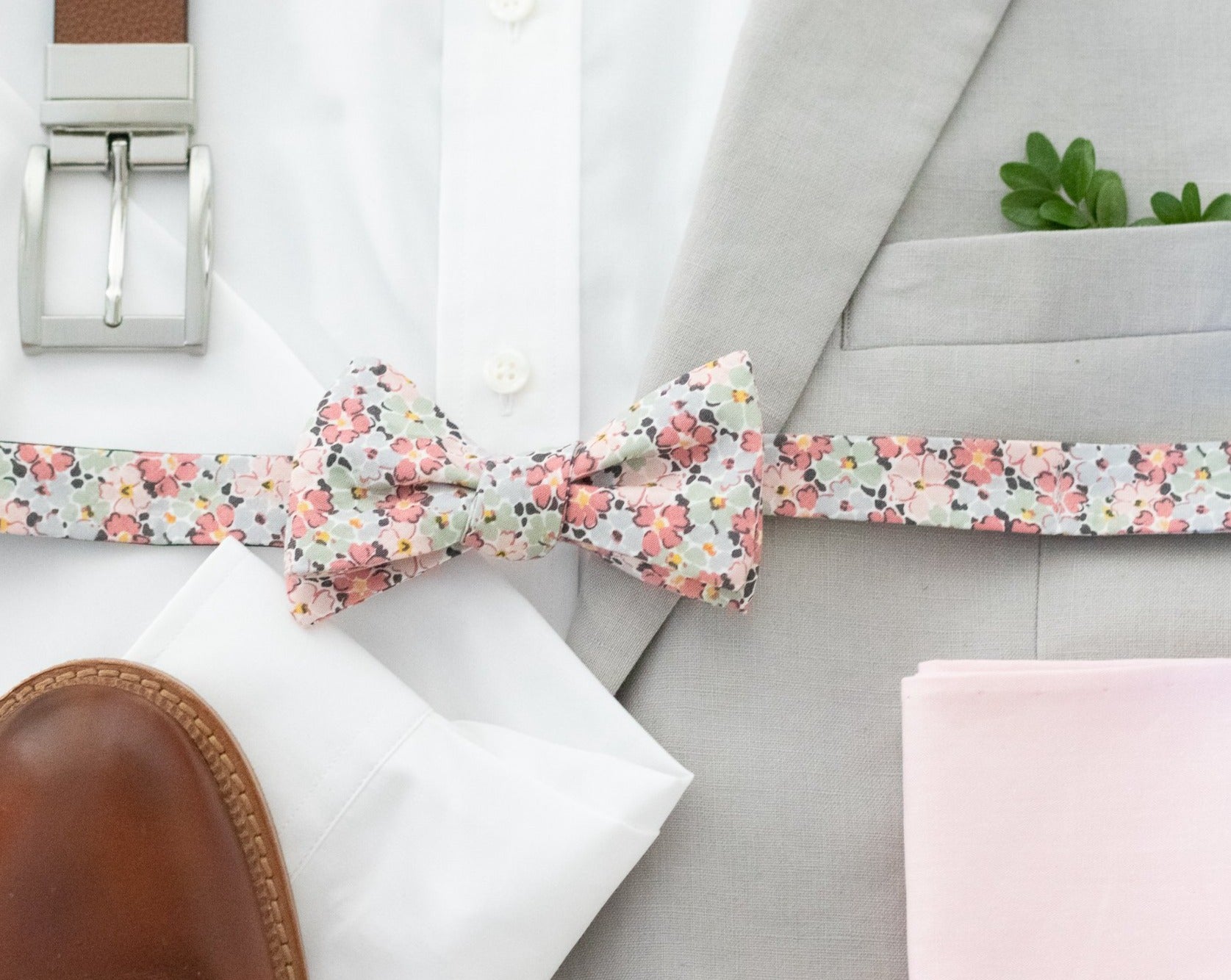 Men's pink floral bow tie made from 100% cotton.