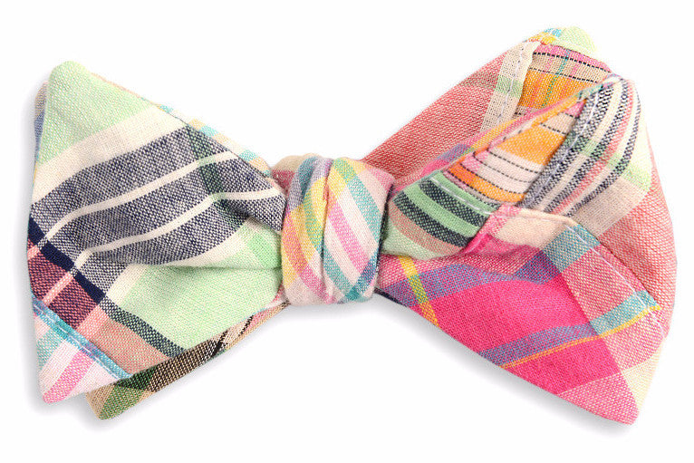 Men&#39;s pink bow tie. Made from 100% cotton featuring a plaid pattern.